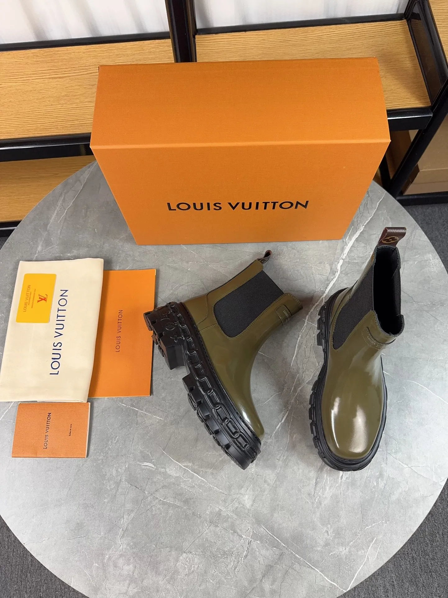 Men's shoes 💰700💰 Louis vuitton's new short boots; beautiful lines and no bloat, original first-layer cowhide combined with high mercerized frosted cowhide, thin-strap motorcycle boots are easy to put on and take off, without contrast (to isolate the cold winter) ❶ Upper: original open-edge beaded cowhide ❷ Inner: cowhide ❸ Foot pads: cowhide leather ❹ Outsole: original wear-resistant and non-slip raw rubber sole ❺Sole height: 6cn ❻Packaging: Original LV special box ❼Number: 34-41 (34/41 customization is not returnable) Boot height 6 inches ☀Color: (black military green)